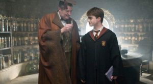 Harry Potter nhận lọ Phúc Lạc Dược