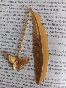 bookmark chặn sách hình lông vũ và cách bướm