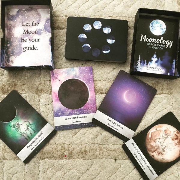 Moonology Oracle đẹp lung linh
